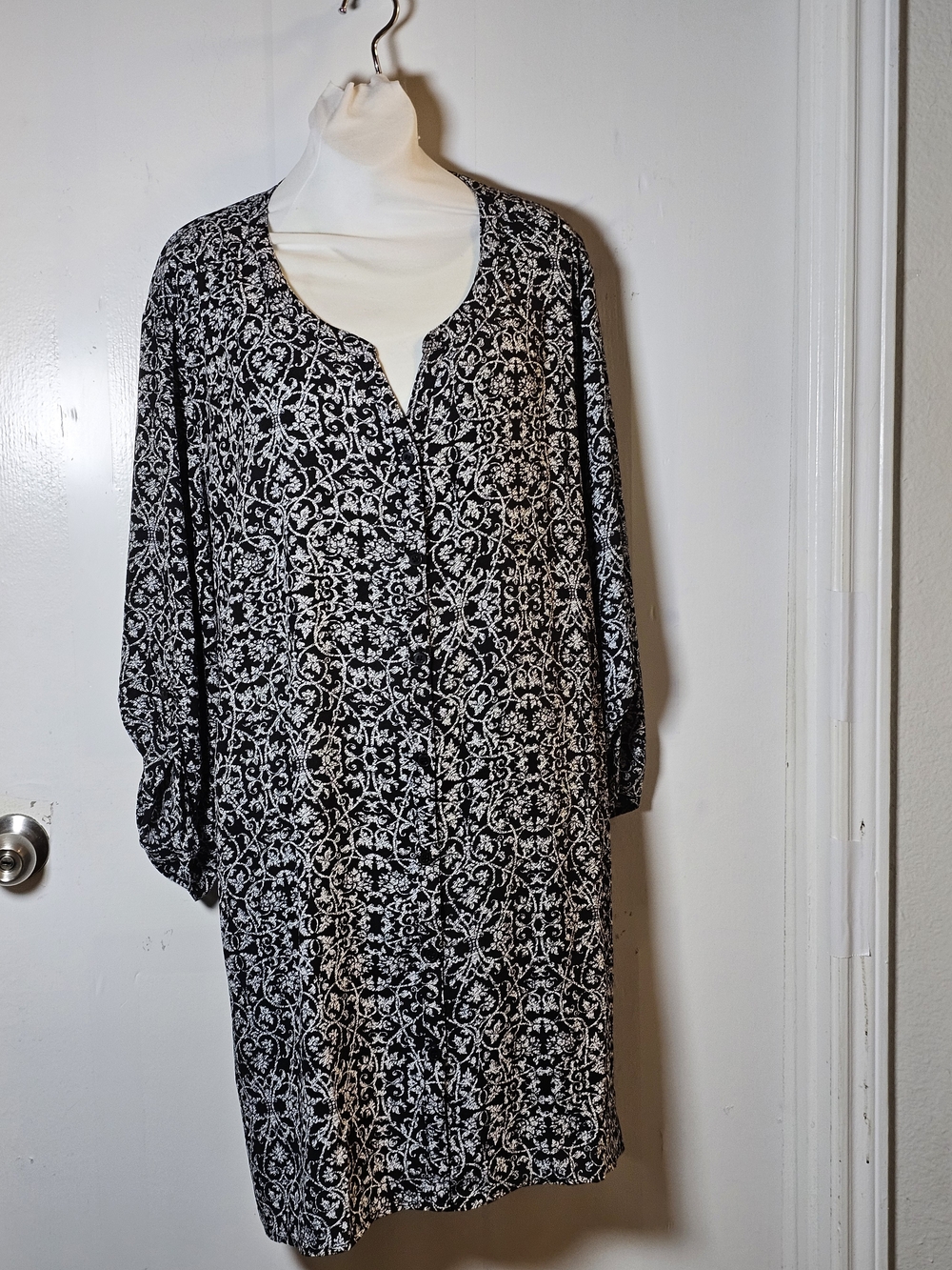 Catherines Women’s Plus Size 4X (30/32) Scroll Floral Long Line Blouse Button Up